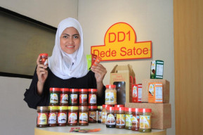 Ditengah Pandemi, UMKM Mitra Binaan SIG 'Dede Satoe' Ekspor 2.160 Botol Sambal