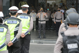 PPKM Darurat Hari Pertama, Polda Jatim Berangkatkan Patroli Show Of Force