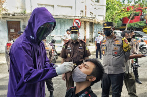 Wakapolda Jatim Cek Lapangan PPKM Darurat di Surabaya serta Lakukan Swab Antigen On The Spot Random