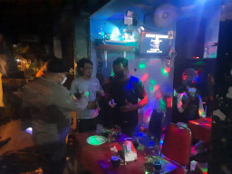 Nekat Buka, Warung Remang - Remang Ditertibkan Petugas