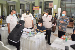 Vaksinasi Kepada Anak Sekolah di Lamongan Terus Digeber