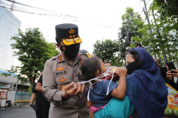 Lihat Anak Kecil Tak Pakai Masker, Jendral Nico Turun, Beri Masker dan Sembako Kepada Orangtuanya