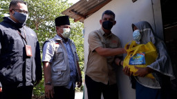 PWI dan Bank Jatim Lamongan Salurkan Sembako ke Guru Ngaji