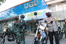 Dua Jendral Naik Motor Treel, Sambang Pasien Covid 19 di GOR Joko Sam dan Bagi Sembako