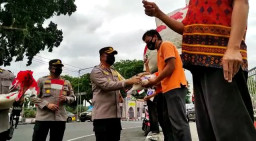 Polwan Polres Blitar Kota Bagikan Bansos untuk Abang Becak dan Pedagang