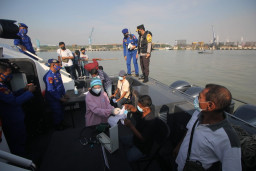 Polairud Polda Jatim Laksanakan Vaksinasi  Bersama Nelayan dan Masyarakat Pesisir