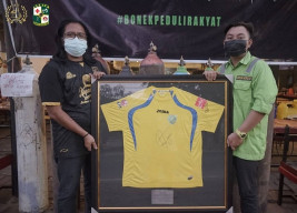 Bonek Peduli Rakyat, Lelang Jersey Mat Halil untuk Kemanusiaan