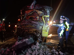 Truk Muatan Cabai Tabrak Tronton, Sopir dan Penumpang Tewas di Tempat