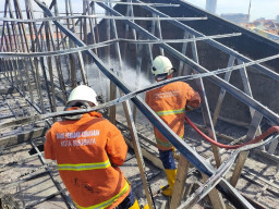 Korsleting Listrik Hanguskan Atap Rumah di Bratang