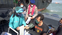 Ditpolair Polda Jatim  Vaksinasi Merdeka 100 ABK Secara Ship to Ship