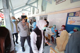 Tinjau Vaksinasi Tahap 2 di SMAN 2, Kapolda Jatim Bangga Pernah Sekolah Disini