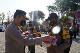 Kapolres Gresik Bagikan 1.700 Bendera Merah Putih