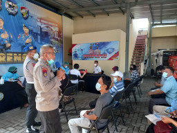 Ditpolair Polda Jatim Vaksinasi Merdeka Terapung Sasar ABK di Perairan Alur Timur Surabaya