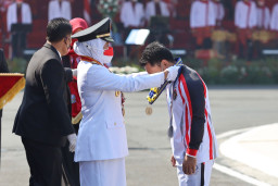 Peringatan Bendera Merah Putih di Gedung Grahadi Dilanjutkan Dengan Pemberian Tanda Penghormatan Kepada Atlet Eko Yuli