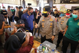 1000 Bonek Mania Lakukan Vaksinasi Bersama Polda Jatim