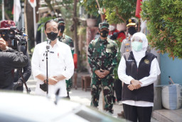 Presiden Jokowi Puji Sistem Pelaksanaan Vaksinasi Door To Door di Kampung  Silat Madiun