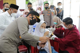 Cek Vaksinasi di SMAN 1 Gresik, Kapolda Jatim : Kita Siapkan 1.300 Dosis Sinovac Tahap Pertama