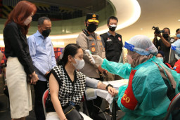 Ke Mall Tunjukkan Barcode Peduli Lindungi dan Cek Vaksinasi, Kapolda Berpesan: Segera Vaksin yang Belum