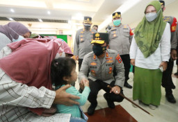 Kapolda Ajak, Ayo Rek! Divaksin Kabeh yo..., jaga Kesehatan, Jaga Protokol Kesehata Masyarakat Jatim