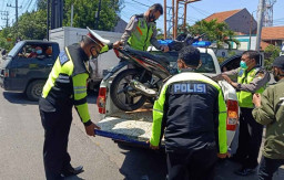 Terlindas Fuso, Pemotor Asal Surabaya Tewas