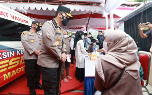 Cek Vaksinasi Komunitas Usaha Wisata di Telaga Sarangan, Kapolda Jatim: Tetap Prokes, Jangan Seperti Eropa