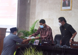 Wali Kota Kediri Jawab Pandangan Umum Fraksi Atas Raperda Perubahan APBD T.A. 2021