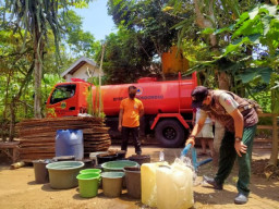 BPBD Bondowoso Dropping Air Bersih ke Warga