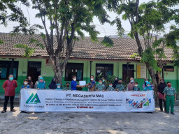 Megasurya Berikan Beasiswa Ratusan Siswa SD/MI