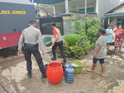 Water Canon Milik Polres Jember Diserbu Warga Terdampak Banjir Semboro