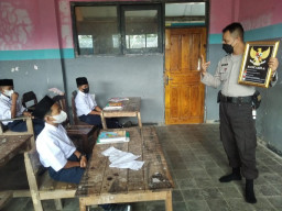 Cegah Paham Radikalisme Sejak Dini, Polisi Bondowoso jadi Guru di Ponpes Bondowoso