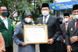 Peringati HKN, Insan Kesehatan di Lamongan Terima Penghargaan