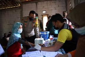 Peduli Kesehatan Kapolres Pacitan Distribusikan Kursi Roda hingga Vaksinasi Puluhan Lansia