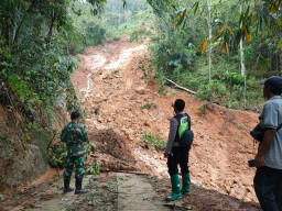 Tanggap Bencana, Kapolsek Slahung Bersama Anggota Bantu Masyarakat di Lokasi Tanah Longsor