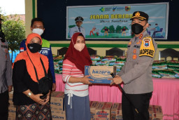 Kapolres Jember Serahkan Bantuan Kepada Warga Masyarakat Kecamatan Semboro