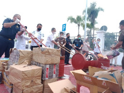 Kejari Gresik Musnahkan 106.800 Batang  Rokok Ilegal