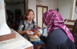 Wali Kota Door to Door Beri Tali Asih Lansia Nasrani di Hari Natal
