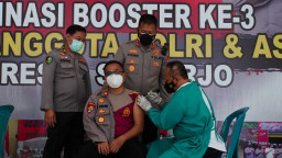 Turun Langsung Tangani Covid-19, Polisi Sidoarjo di Vaksin Booster