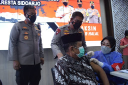 Wakapolda Jatim Tinjau Vaksinasi Lansia di Polresta Sidoarjo
