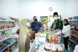 Bupati Sidoarjo Gus Muhdlor Bedah 1.000 Warung
