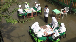 Mitigasi Kebencanaan Banjir, Siswa di Lamongan ini Belajar di Atas Air