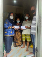 Wabup Gresik Kunjungi dan Memberi Bantuan 3 Bersaudara Warga Miskin