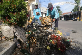 Banyak Sampah Tersangkut Kabel Optik di Drainase Kota, PUPR Lakukan Pembersihan