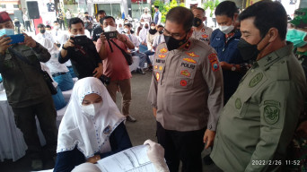 Wakapolda Jatim Tinjau Vaksinasi di Mapolres Lamongan