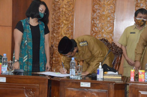 Bupati Gus Muhdlor Teken MoU Kerjasama Pengelolaan Parkir PT ISS Rp 32,09 Miliar