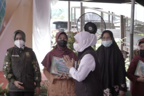 Pastikan Pasokan Lancar, Gubernur Khofifah Tinjau OP Migor Kota Mojokerto