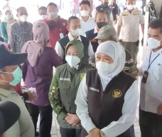 Gencarkan OP Minyak Goreng, Gubernur Jatim Acungi Jempol Kinerja Wali Kota Ning Ita
