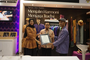 Kota Kediri Mendapatkan Sertifikat HAKI untuk Tenun Ikat Kota Kediri