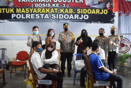 Kapolresta Sidoarjo Pantau Vaksinasi Booster Ribuan Buruh