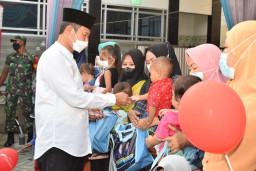 Stabilkan Harga, Pemkab Lamongan Gelar Pasar Murah dan Bagi Sembako