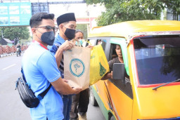 PWI Sidoarjo Gandeng Alfamart Bagi Sembako ke Sopir Angkot